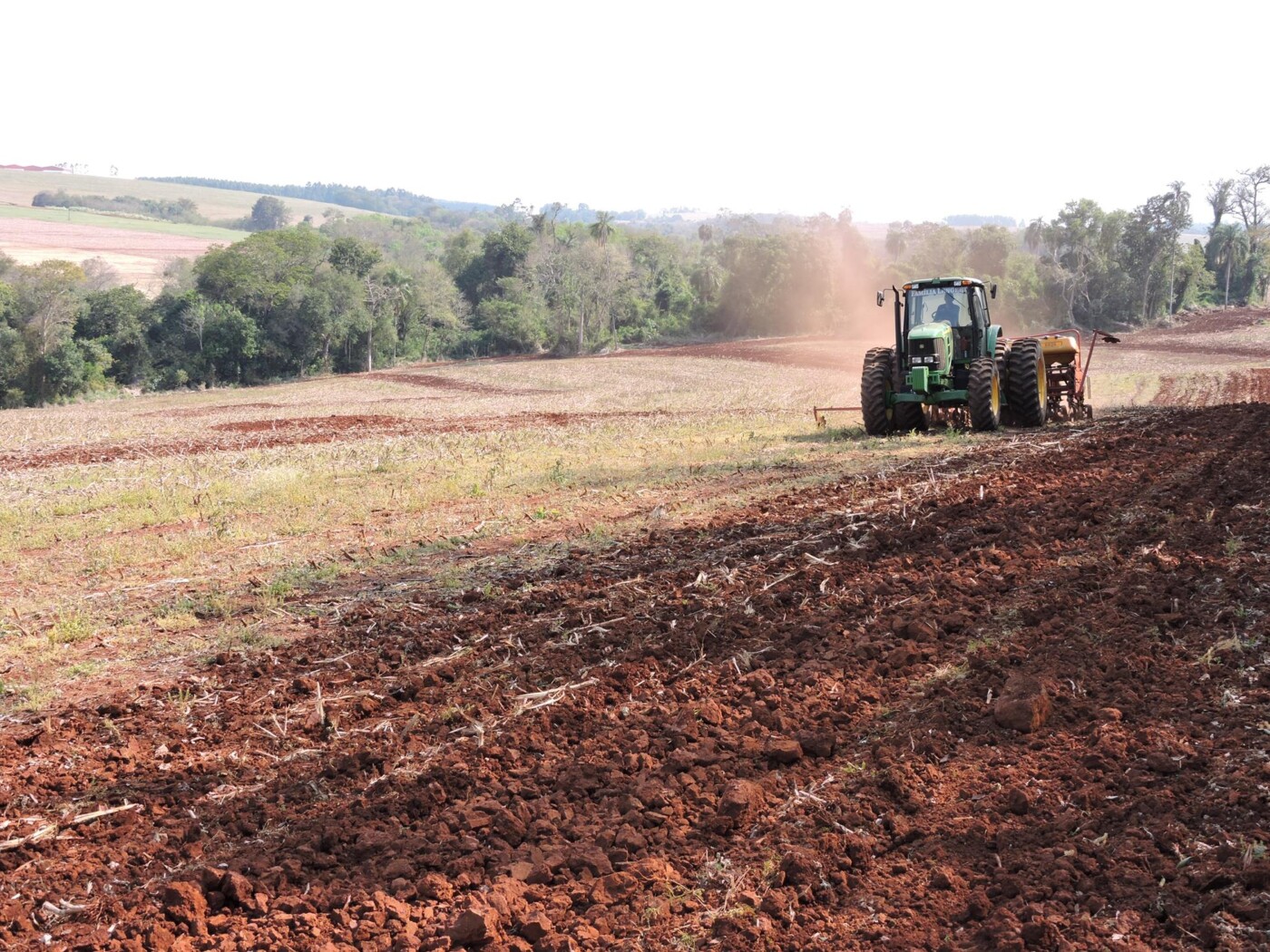 Clima irregular atrasa o plantio da soja no Paraná, aponta boletim