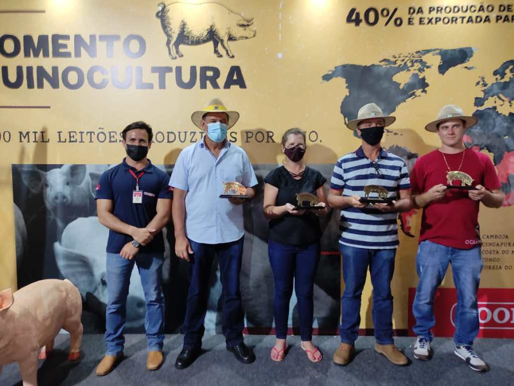 Coopavel premia suinocultores destaques de 2021
